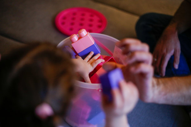 父亲和女儿玩玩具积木库存照片家庭，生活方式，玩具积木图片下载