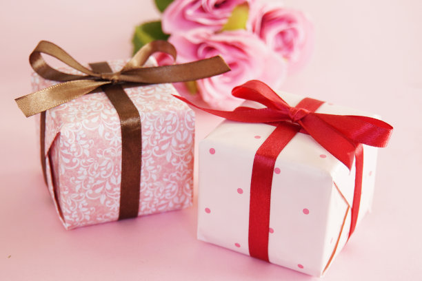 可爱的粉色礼物盒和玫瑰花。图片下载