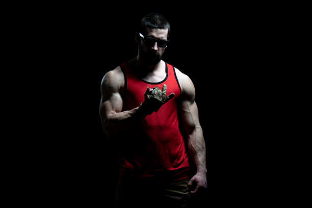 一个健美运动员的肖像在黑色背景上孤立图片下载
