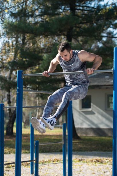 有吸引力的男人训练与下降吧图片下载