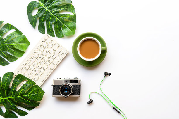 旅行配件和绿杯咖啡与旅游背包和访问计划旅行目的地和假期，图片下载