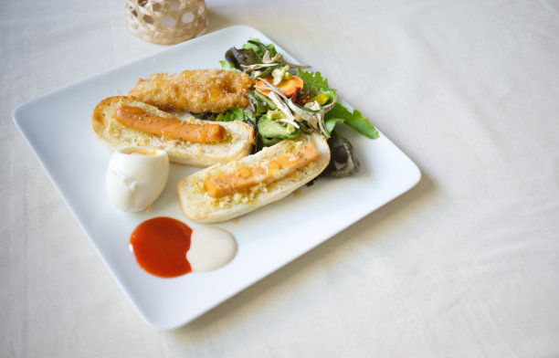 早餐有吐司、炸鸡和煮鸡蛋。图片下载