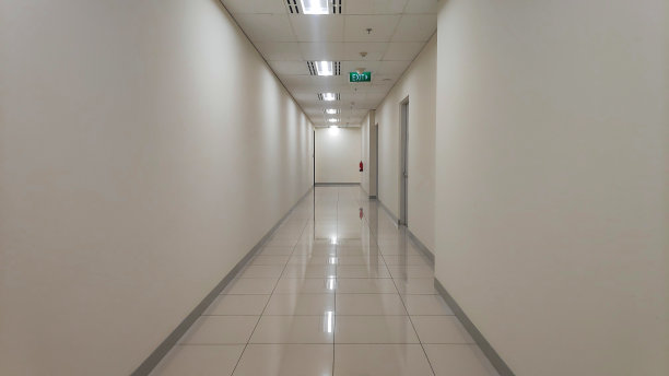 走廊，走廊建筑物内长长的、孤零零的走廊图片下载