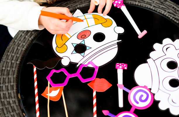 快乐的女孩用毡尖笔画小丑面具图片下载