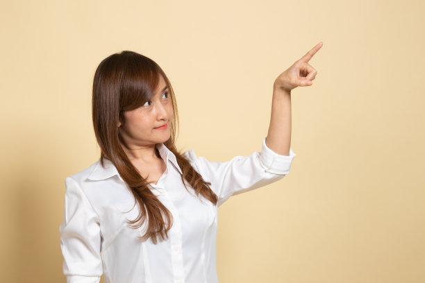 亚洲女性用手指触摸屏幕。图片下载