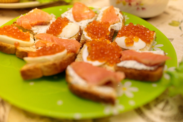 三明治与红色的鱼和红色的鱼子酱特写图片下载