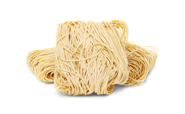 生蛋面条孤立在白色背景上。图片下载