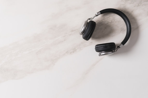 无线耳机与触摸控制隔离在白色背景。图片下载