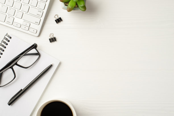 平面视图照片的花盆与绿色多汁的pc项目打开螺旋清楚的抄写杯饮料孤立的白色木制背景图片下载