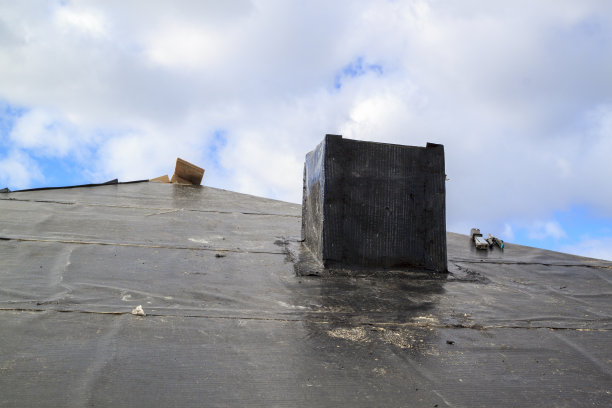 近距离观察标准防水层的黑色应用于保护屋顶和烟囱从水渗透图片下载
