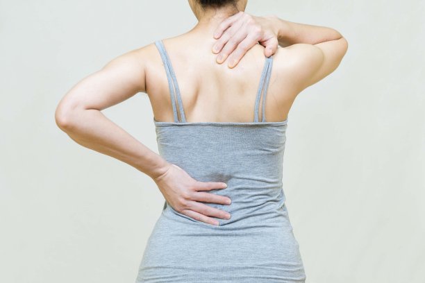 特写女性颈部、肩部、背部疼痛和腰部受伤。医疗保健理念。图片下载