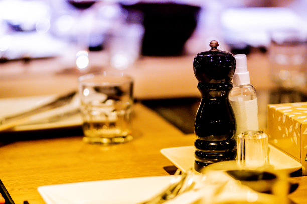 豪华餐厅餐桌上的调味品瓶图片下载