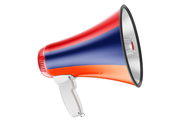 扩音器与亚美尼亚国旗，3D渲染孤立的白色背景图片下载