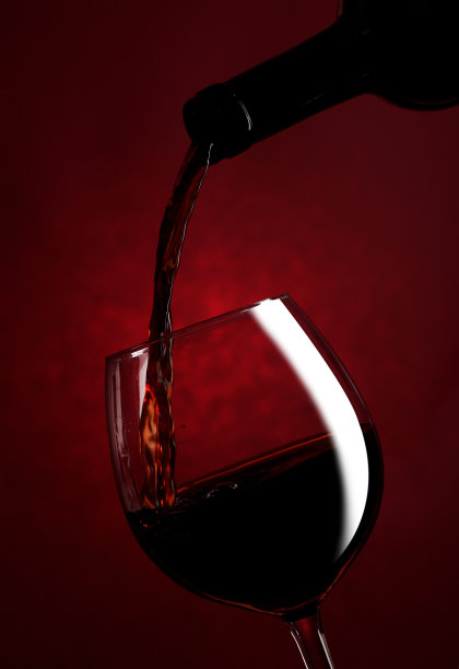 往玻璃杯里倒酒图片下载