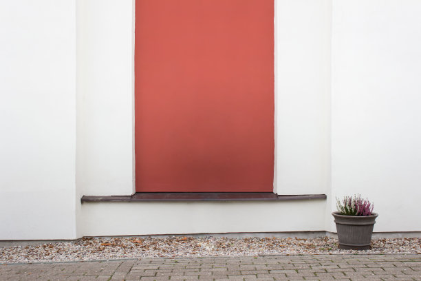 空白外墙与红色色调和盆栽植物图片下载