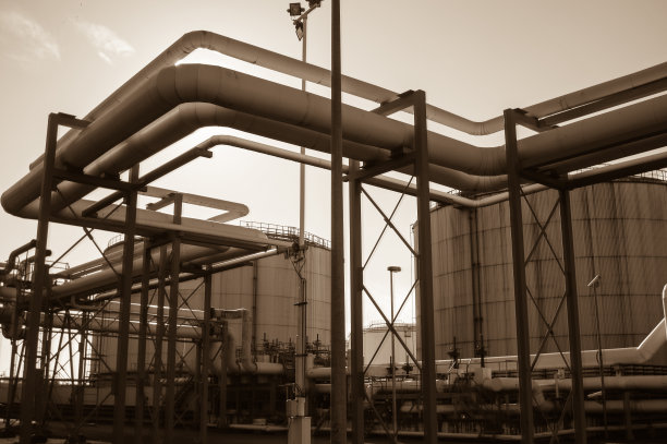 石油工业厂房管道及管架。海上油气生产管道。图片下载
