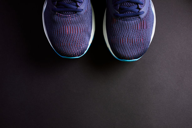 运动鞋运动，跑步和体育锻炼。仔细观察训练鞋的细节。运动鞋的纹理。前视图。图片下载