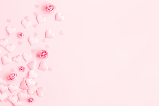 情人节的背景。粉红色的花，粉红色的心的背景。情人节的概念。平铺，俯视图，拷贝空间图片下载