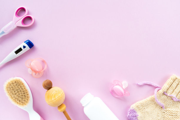 婴儿护理套件在粉红色的背景，俯视图，复制空间。儿童卫生观念。平面构图与儿童配件，背景。图片下载