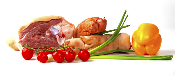 白色背景上的肉和蔬菜图片下载