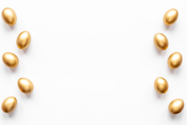 金色复活节彩蛋孤立在白色背景。俯视图图片下载