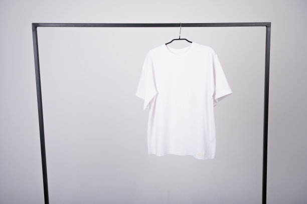 浅色背景上没有题字的t恤。由天然材料制成的衣服，棉花。女人的白色t恤模型图片下载