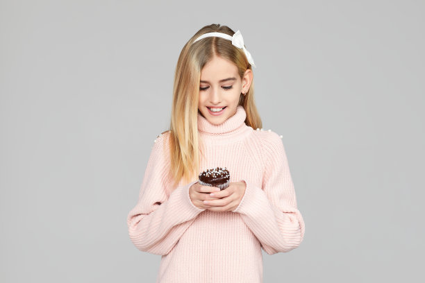 小女孩手里拿着两块蛋糕图片下载