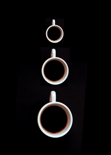 黑背景下的三杯黑咖啡图片下载