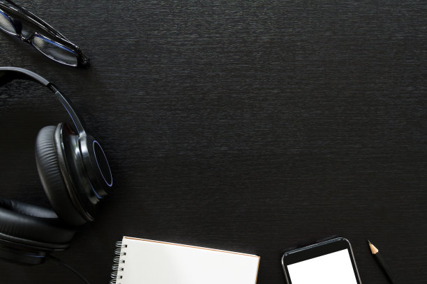 办公桌旁有电脑、耳机和用品。平铺式商务桌面和物件。前视图。文本复制空间图片下载