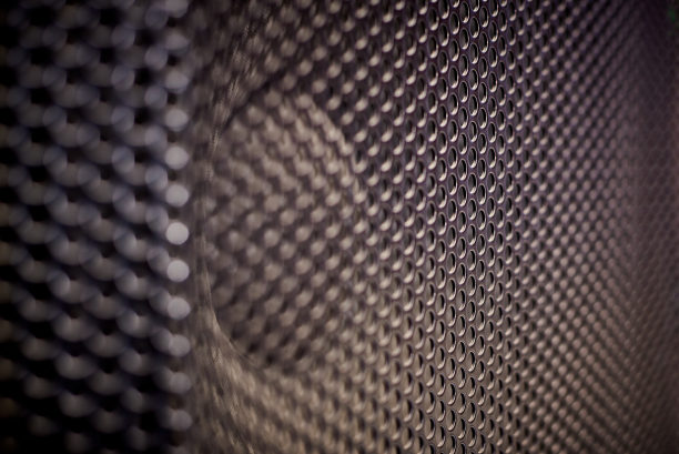 灰色金属音箱格栅纹理作为背景图片下载