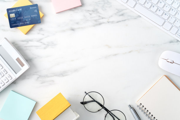 顶视图估计和支付房屋税与信用卡。图片下载