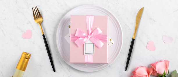 装有礼物和粉红玫瑰的盘子作为情人节特别餐的概念。图片下载