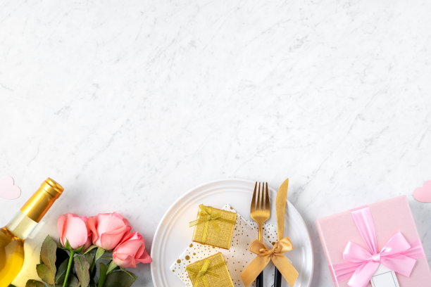 装有礼物和粉红玫瑰的盘子作为情人节特别餐的概念。图片下载