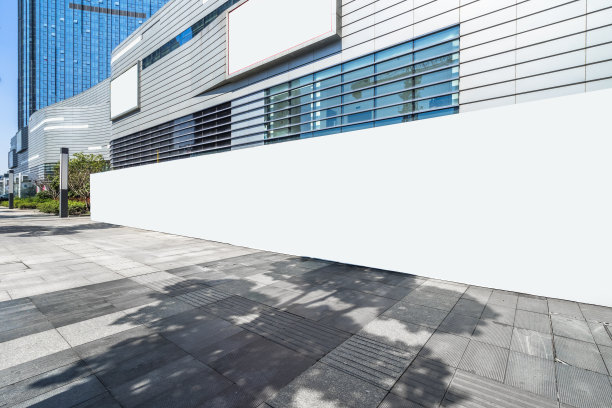 办公大楼前的空白广告牌图片下载