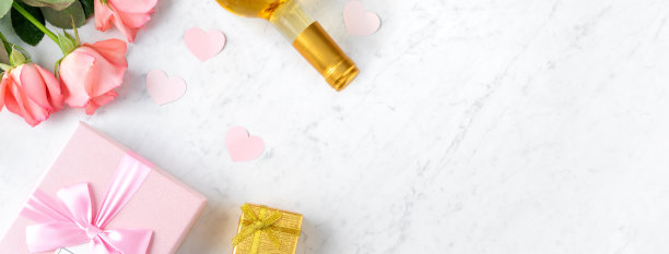 礼品盒和粉色玫瑰为情人节节日礼物的设计理念。图片下载