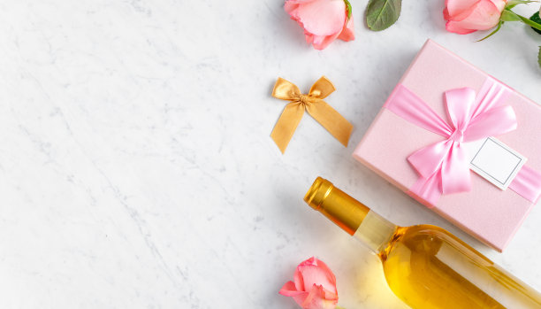 礼品盒和粉色玫瑰为情人节节日礼物的设计理念。图片下载