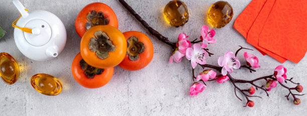 顶视图柿子在灰色的桌子背景为中国农历新年图片下载