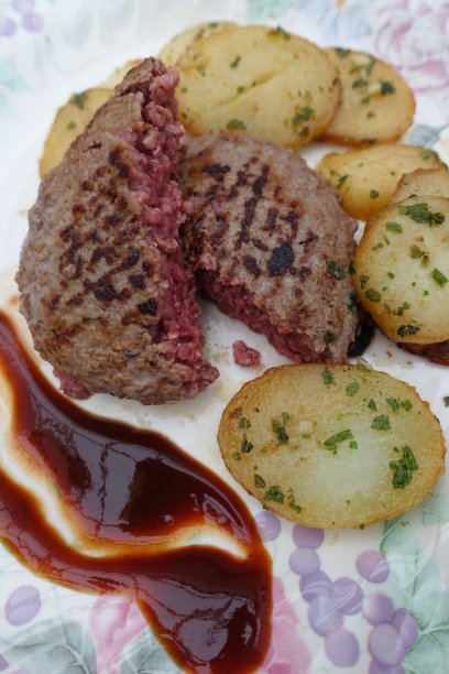 煮熟的碎牛肉配上带有芳香植物的土豆片图片下载