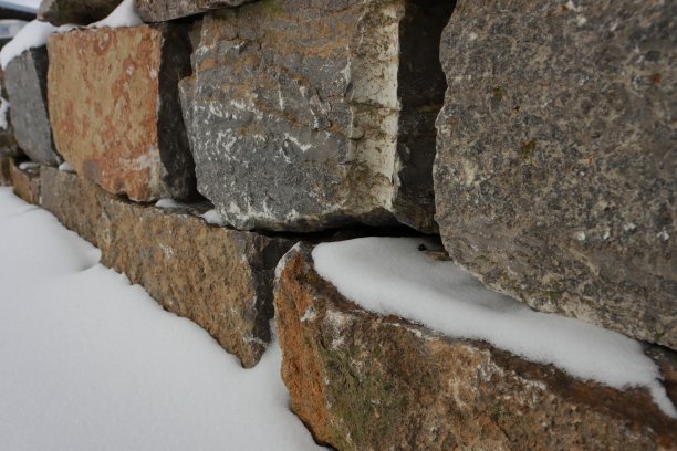 雪中的壁石图片下载