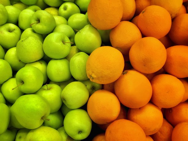 多汁的对称:苹果和橘子图片下载