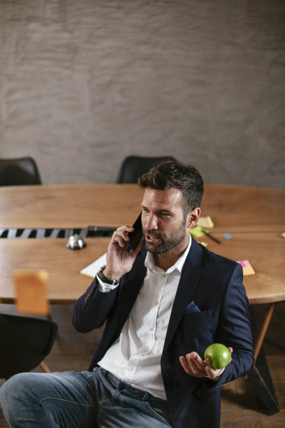 商人在会议室里使用电话。图片下载
