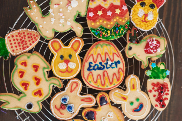 制作复活节姜饼饼干图片下载