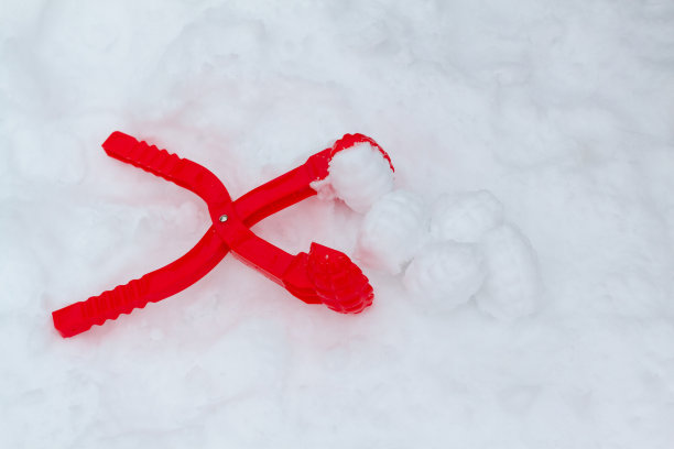 一种在冬天用雪雕刻雪球的装置。冬天给孩子们的红色玩具图片下载