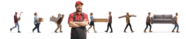 穿着制服的搬运工在搬运家具的人们面前摆姿势图片下载