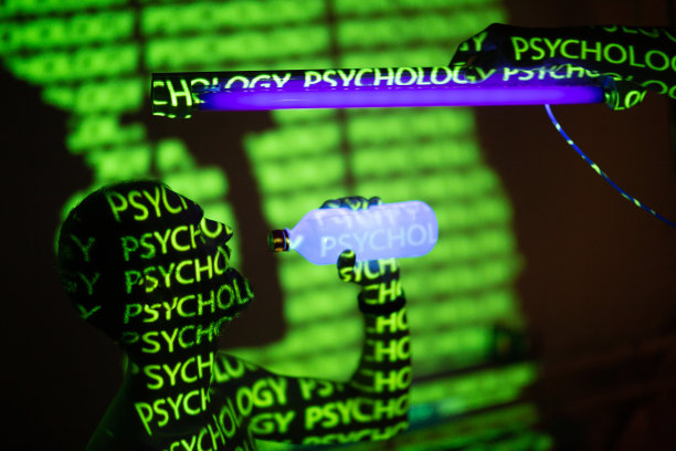 年轻的成年人在带有字母和单词的紫外线下饮用瓶装水。图片下载