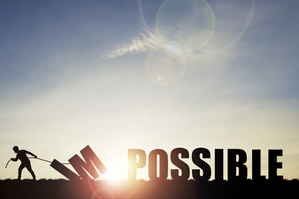 心态观念，剪影人拉着不可能改变云天空和阳光上可能的字眼。图片下载