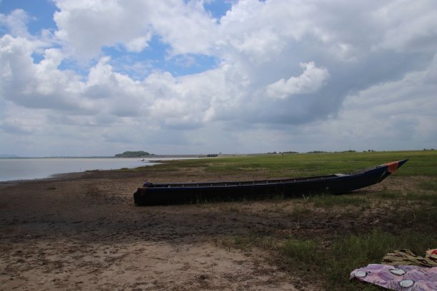 西非多哥莫诺河南贝托水坝湖上的船只。图片下载