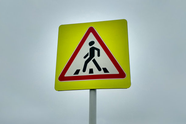 大型人行横道标志接近图片下载