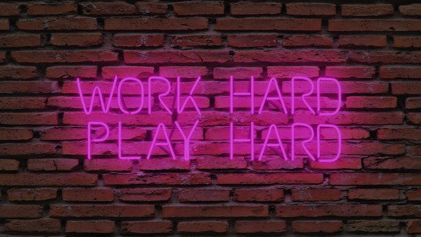 努力工作，在粉红霓虹中尽情玩乐图片下载