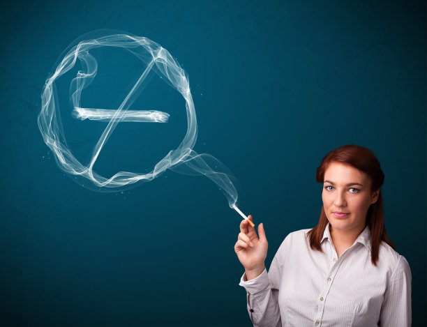 年轻女士吸烟不健康的香烟，没有吸烟标志图片下载